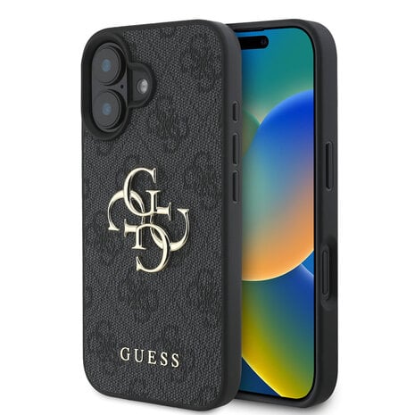 Op de foto zie je een stijlvolle backcover voor een modern smartphone­model zoals de iPhone 15. Het hoofddoel van deze hardcase is om de telefoon beschermd te houden tegen stoten en krassen zonder in te leveren op een modieuze uitstraling. De cover is uitgevoerd in zwart kunstleer met een subtiel reliëfpatroon van herhalende Guess-logo’s en heeft een opvallend glanzend metalen logo in goudkleur in het midden. Rondom zie je een matzwarte TPU-rand die zacht aanvoelt en toch stevig is, met verhoogde randen rondom de camera’s en het scherm voor extra bescherming. Je kunt deze case dagelijks gebruiken, zowel onderweg als op kantoor, om je toestel er verzorgd uit te laten zien en veilig te houden. Het is geschikt voor wie zijn telefoon zowel praktisch wil beveiligen als wil personaliseren met een luxe accent. Unieke verkooppunten zijn het chique reliëfmateriaal met authentiek merklogo, de combinatie van zachte TPU-rand met harde kunstleren achterzijde en de subtiele verhoging rondom camera en scherm voor optimale bescherming.