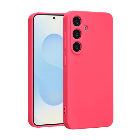 Op de foto zie je een siliconen backcover voor een smartphone. Het hoofddoel van dit hoesje is om je telefoon effectief te beschermen tegen krassen, stoten en valpartijen. Het product is felroze van kleur, gemaakt van soepel maar stevig silicone met een matte, vrijwel vlekvrije finish en nauwkeurige uitsparingen voor de cameralenzen en knoppen. Je klikt het eenvoudig om je telefoon wanneer je onderweg bent of aan je bureau zit en je extra grip en bescherming wilt. Dit hoesje is vooral geschikt voor mensen die hun smartphone vaak in een tas of broekzak meenemen en een lichtgewicht, dunne bescherming zoeken. Unieke verkooppunten zijn het extra dunne profiel dat nauwelijks volume toevoegt, de schokabsorberende randen die valimpact dempen en de zachte, krasvrije binnenkant die de behuizing van je toestel spaart.